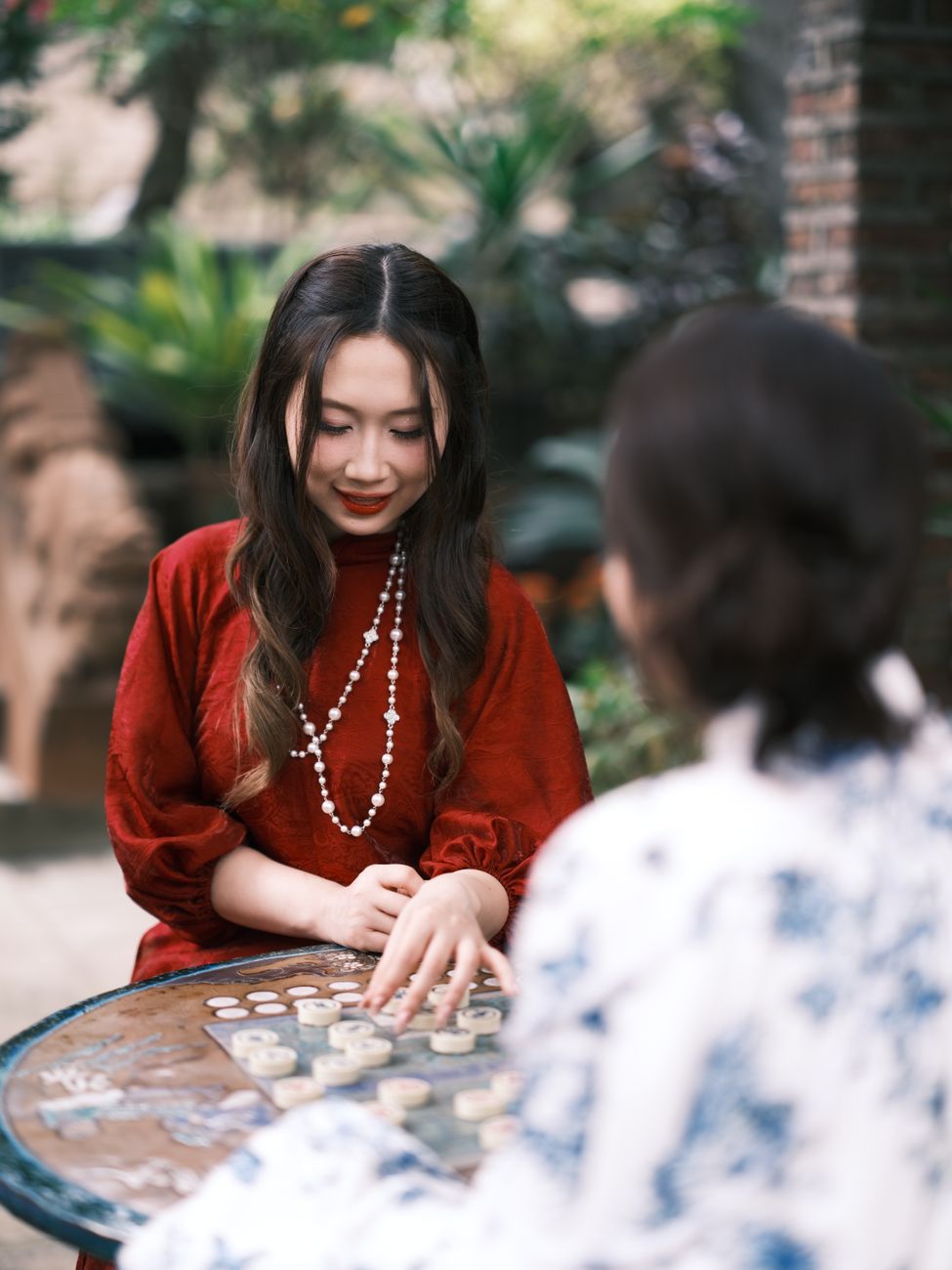 闽南夜晚卡牌室里的麻将桌与灯光